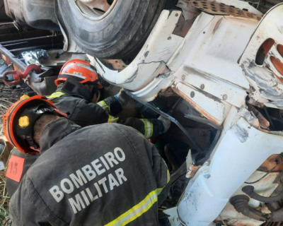 Bombeiros resgatam vtima presa s ferragens aps acidente na MT-320 em Colder