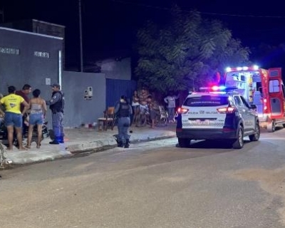Dupla de moto mata jovem de 18 anos na porta de casa; namorada acabou baleada