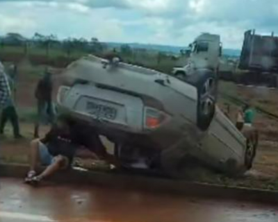 Capotamento na BR-364 deixa dois feridos em Juscimeira