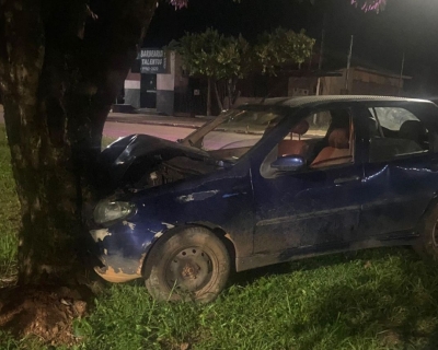 Motorista sem habilitao perde controle de veculo e colide com rvore em Jaciara