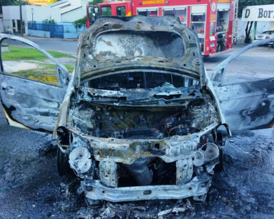 Veculo  consumido por incndio em Barra do Garas; motorista escapa ileso