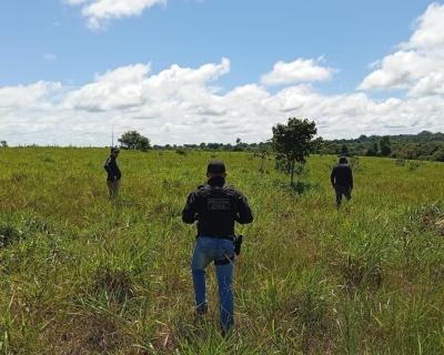 Polcia Civil realiza buscas em rea de fazendas para localizar autor de homicdio de casal morto na frente do filho