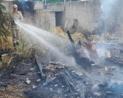 Bombeiros combatem incndio em terreno urbano em Primavera do Leste