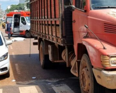 Homem de 33 anos morre ao pular na frente de caminho