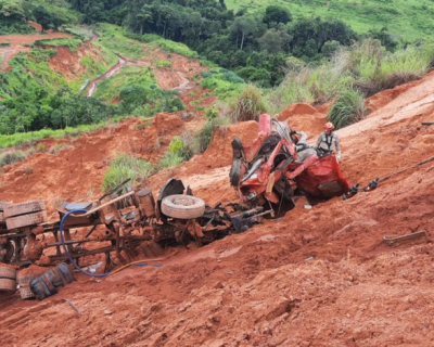 Bombeiros resgatam corpo de vtima de acidente com caminho na Serra de Deciolndia
