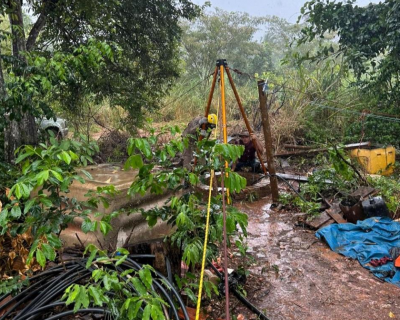 Bombeiros resgatam trabalhador que caiu em poo de 20 metros em Pontes e Lacerda (MT)