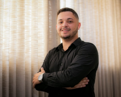 Aos 20 anos, empreendedor vende sonhos por meio de cortinas e persianas