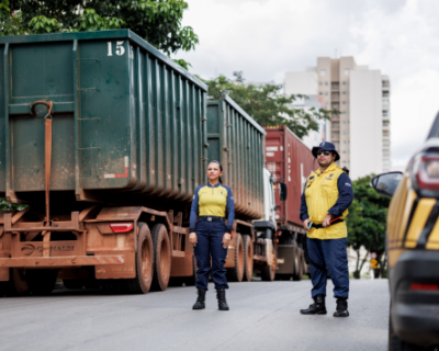 Secretaria de Mobilidade Urbana autua seis caminhes por circulao em horrio proibido em Cuiab