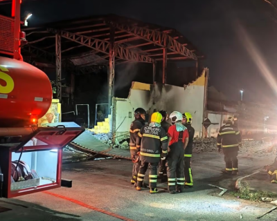 Incndio de grandes propores destri fbrica de espuma em Cuiab