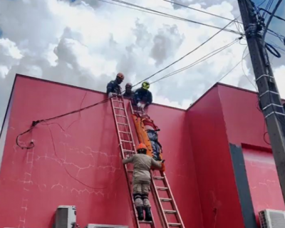 Bombeiros resgatam homem vtima de choque eltrico em telhado de residncia em Sinop