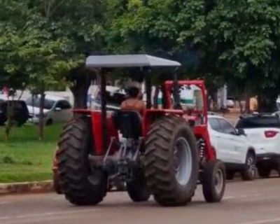 Mulher em surto furta trator e dirige de forma perigosa em Canarana