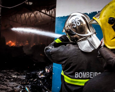 Bombeiros controlam incndio em depsito de padaria em Alta Floresta