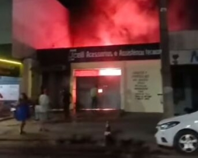 Homem briga com esposa e coloca fogo em casa