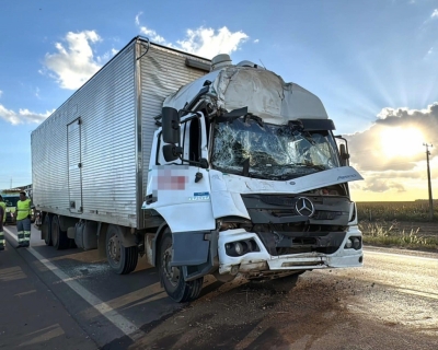 Caminh�o bate na traseira de carreta na BR-163 