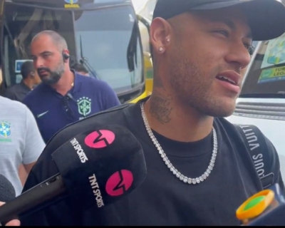 Neymar j� est� em Cuiab� e participa do treino �s 17h