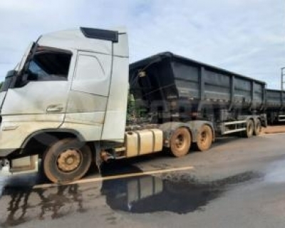 Acidente entre carretas bloqueia parcialmente BR-264 em Rondonpolis