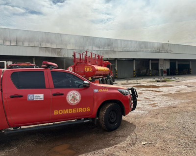 Bombeiros combatem incndio de grandes propores em depsito de supermercado em Cuiab