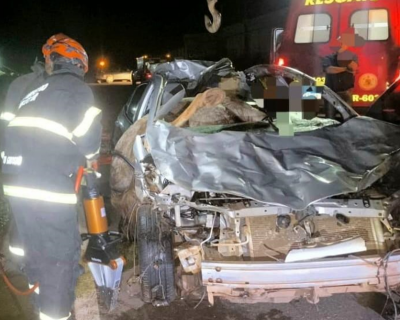 Bombeiros realizam resgate de motorista e cavalo presos s ferragens aps acidente na MT-170