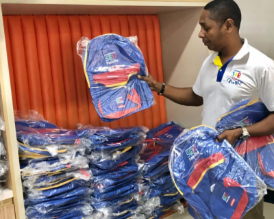 Setasc entrega kits escolares para crianas do programa Ser Famlia Criana em Pocon