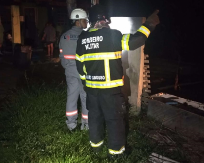 Corpo de Bombeiros combate incndio em residncia em Vrzea Grande