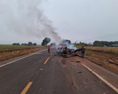 TR�S PESSOAS MORREM AP�S CARRO BATER NA TRASEIRA DE CAMINH�O TRATOR EM RODOVIA DE MT