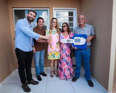 Primeira-dama de MT entrega primeira casa sorteada no Casamento Abenoado