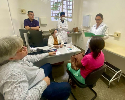 Mdicos da especializao em hansenologia atendem 100 pacientes durante capacitao no Cermac