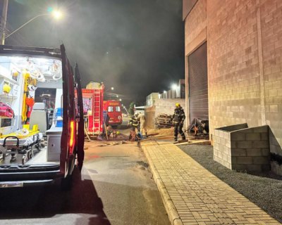 Bombeiros combatem incndio em indstria de mveis planejados em Sorriso