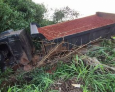 Caminhoneiro fica ferido em acidente entre caminho e carreta na BR-163 em Sinop