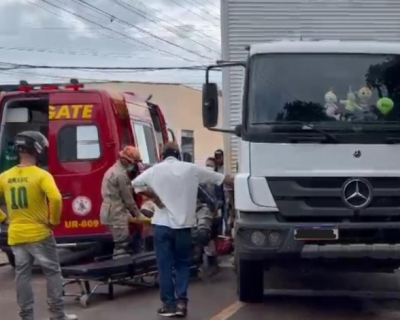 Ciclista  socorrida aps acidente de trnsito com caminho