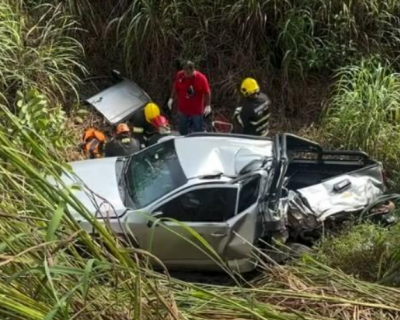 Bombeiros resgatam vtima presa em veculo aps acidente na BR-174