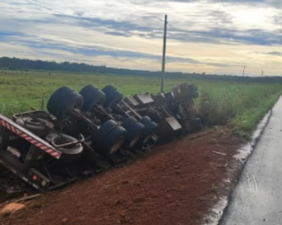 Motorista morre aps tombar carreta carregada de madeira na MT-170 em Juna