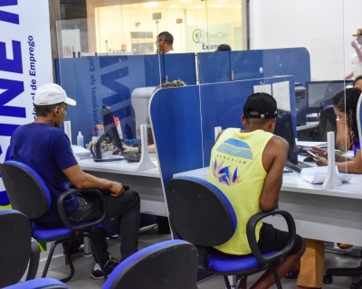 Setores de servi�os e com�rcio impulsionam 74% das novas vagas de trabalho em Cuiab�