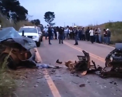 Irm�os morrem em violenta colis�o entre carros em rodovia de Mato Grosso