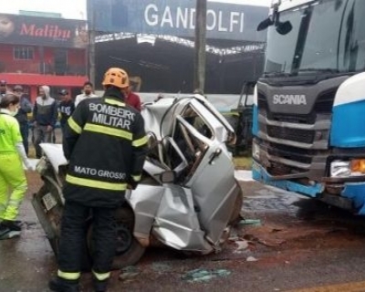 Motorista tem carro esmagado por carretas e morre em rodovia