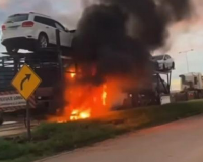 Carreta cegonha carregada com veculos pega fogo e carga  destruda na BR-163/364 