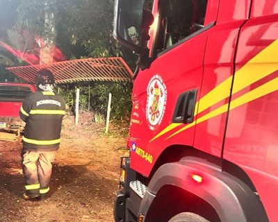 Mulher  socorrida pelos Bombeiros aps coliso contra rvore em Primavera do Leste