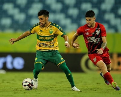 Com gol de Pedrinho, Cuiab vence o Athletico-PR e assume provisoriamente a liderana da Srie B  