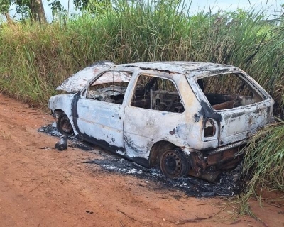 Corpo carbonizado  encontrado dentro de carro em estrada rural de So Jos dos Quatro Marcos