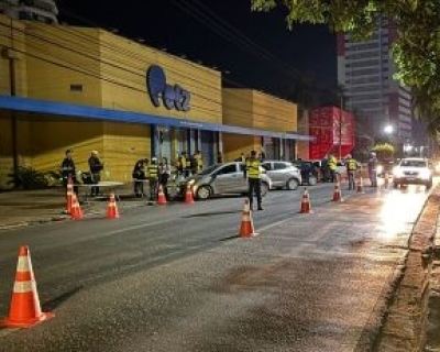 Blitz da Lei Seca prende 6 motoristas bbados na Miguel Sutil