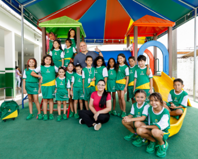 Prefeito entrega primeiros uniformes para estudantes da rede municipal