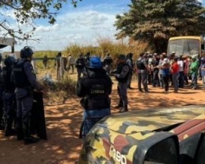 Padre de So Flix do Araguaia e defensora so presos por invaso de terra em MT