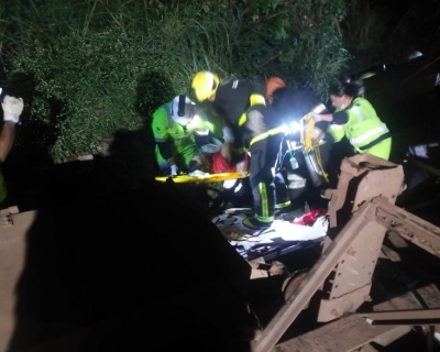 Bombeiros resgatam motorista preso s ferragens aps acidente na BR-163