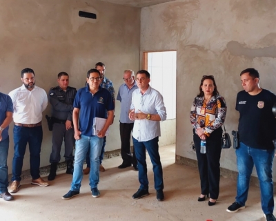 Diretor e delegada regional visitam obras da nova Delegacia de Campo Novo do Parecis