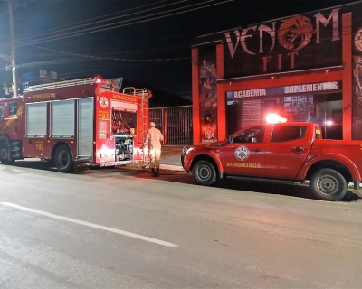 Corpo de Bombeiros extingue incndio em prdio de academia em Rondonpolis