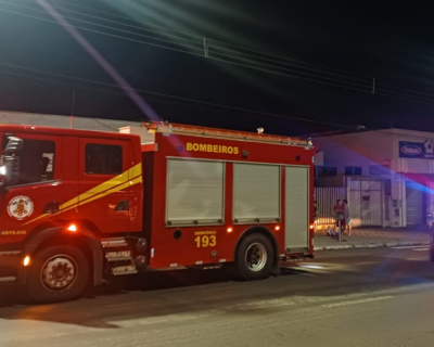 Bombeiros controlam incndio em comrcio decorado com palha em Alto Araguaia