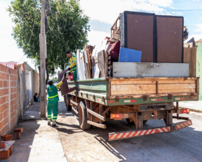 Mutiro do cata-treco retira duas toneladas de materiais inservveis no bairro So Joo Del Rey, em Cuiab