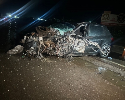 Motorista  arremessado de carro aps coliso com caminho na Rodovia dos Imigrantes