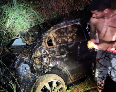 Jovem  socorrido aps capotar carro na MT-251