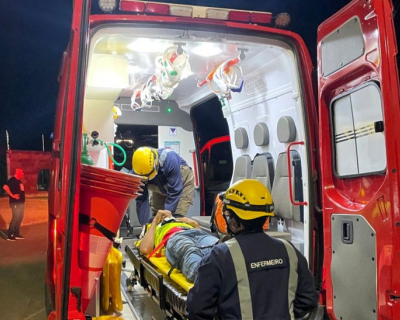 Bombeiros socorrem motociclista ferido aps coliso com carro em Lucas do Rio Verde